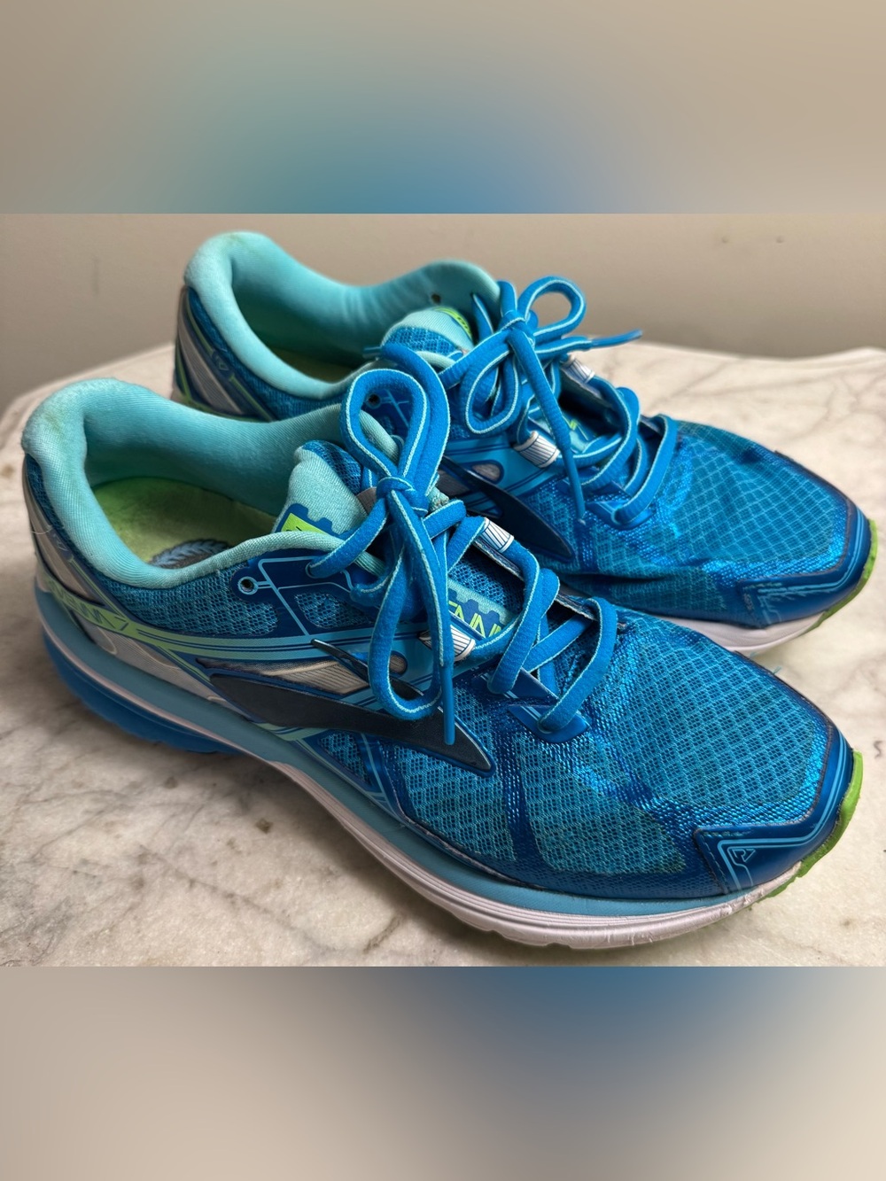 Brooks Ravenna 7 Running/Cross Training Women’s Sneakers, Size 7.5 B US